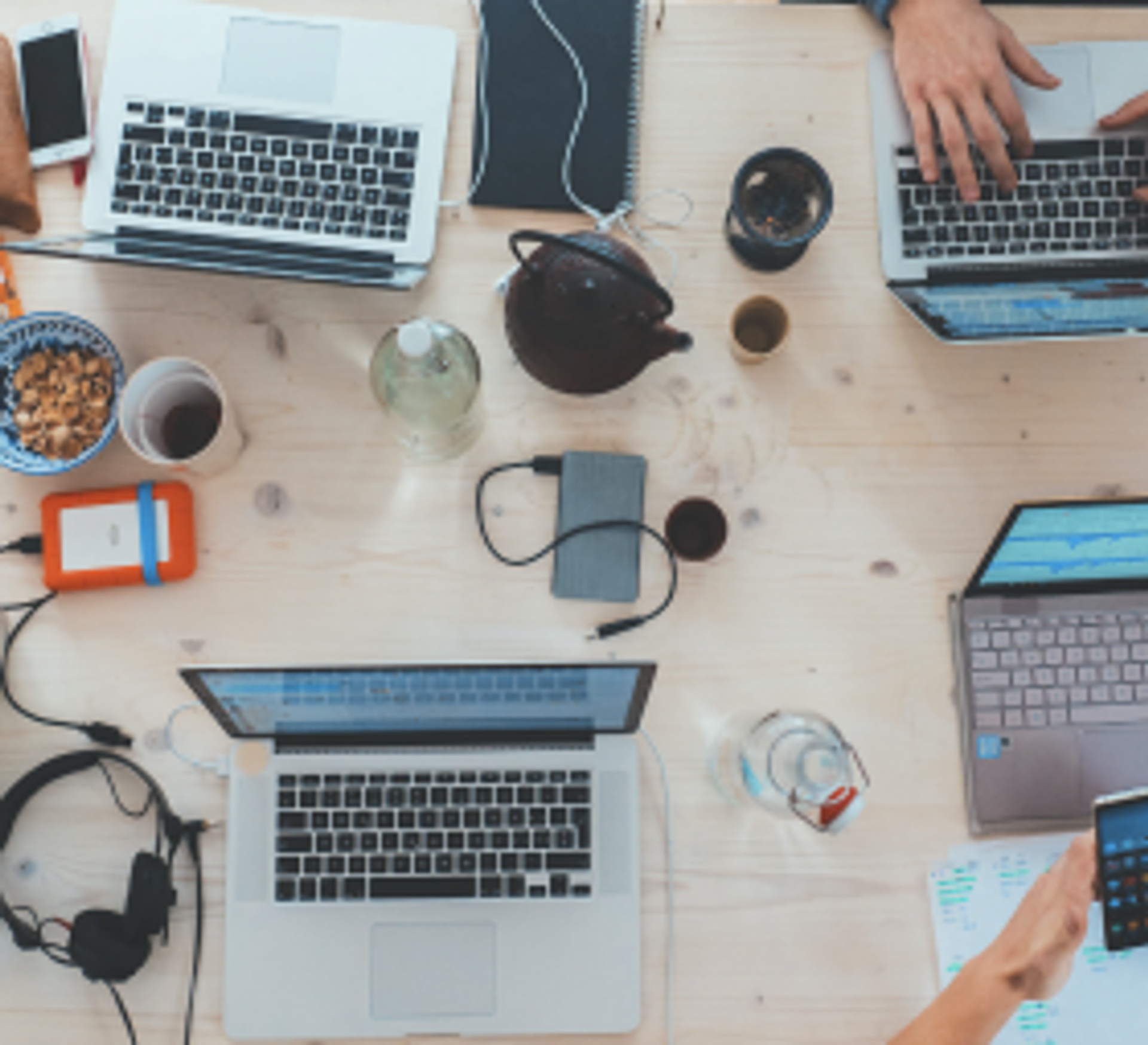 Laptops på et arbeidsbord med tekniske duppeditter 